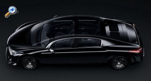 design extérieur du concept-car PEUGEOT 908 RC: Sur cette vue de profil de haut, on apprécie mieux l'exceptionnel pare-brise panoramique de la Peugeot 908 RC. En plus des montants inclinés libérant le champ de vision sur les côtés, ce pare-brise est sans montant transversal et remonte au-dessus de la tête du conducteur jusqu'à la moitié du concept-car (liaison porte avant-arrière). La partie arrière du toît est également vitrée. Un autre détail intéressant: l'habitacle s'arrête subitement en arrière ds sièges arrière par une vitre verticale, alors que les montants latéraux continuent pour assurer une ligne plus fluide au véhicule vu de profil. Cet artifice de style permet de minimiser visuellement l'importance de la longueur de la partie arrière.